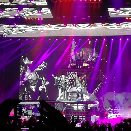 Delirio Kiss a Torino, il Pala Alpitour è una macchina del tempo