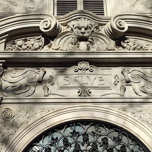 La grande scritta &quot;Salve&quot; campeggia sulla porta di una casa di Torino