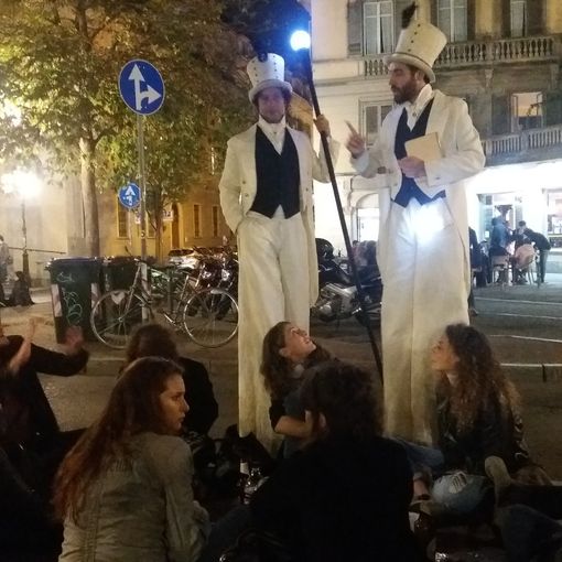 Gli artisti di strada insegnano ai ragazzi il galateo notturno: e la movida dolce si fa spettacolo