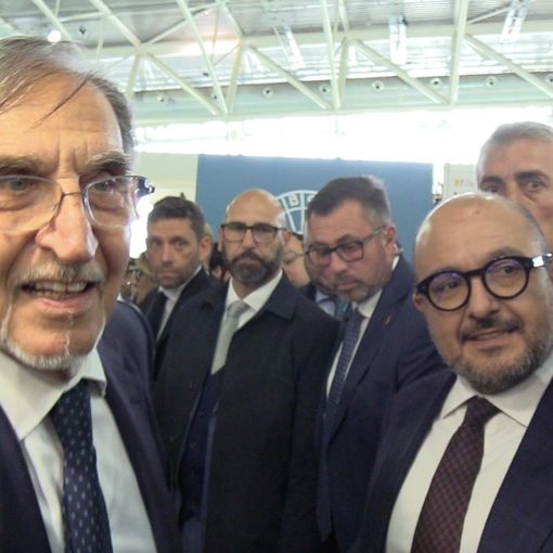 La Russa con un cappello delle Forze Armate in mano