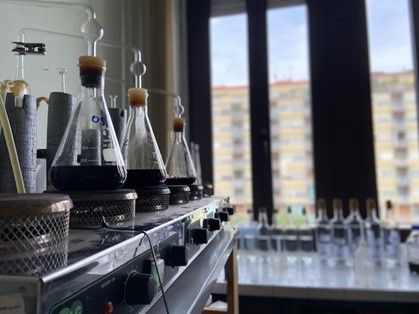 laboratorio con ampolle e boccette assortite