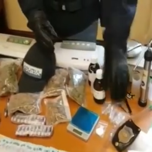 La marijuana veniva &quot;distillata&quot; per essere fumata nelle sigarette elettroniche: arrestato un 33enne [VIDEO]