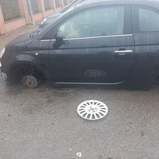 ladri di gomme a moncalieri