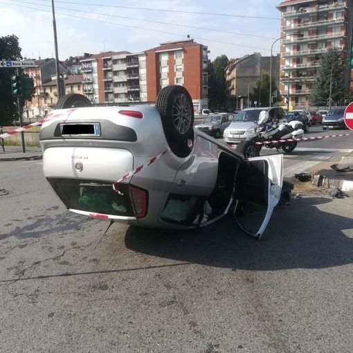 Ladro d'auto si ribalta e scappa a piedi, ma viene bloccato dai vigili urbani