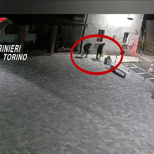 fotogramma che mostra furto ai danni di un negozio