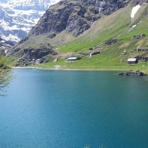 &quot;Tutto esaurito&quot; al lago di Malciaussia? Scatta la zona 30 e lo stop agli autobus, camper e caravan