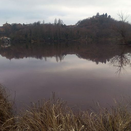 Ivrea, è diventato rosso il lago San Michele. Vietata la balneazione