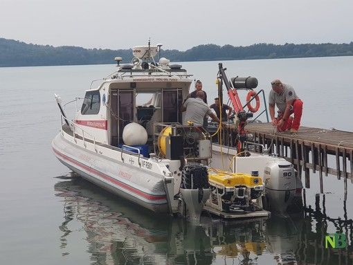 Si tuffa nel lago e non torna più in superficie, nuova tragedia a Viverone