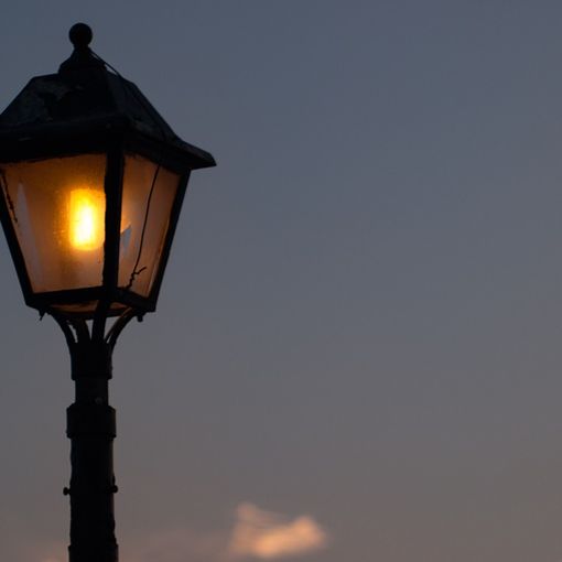 Lampione acceso, con luce fioca