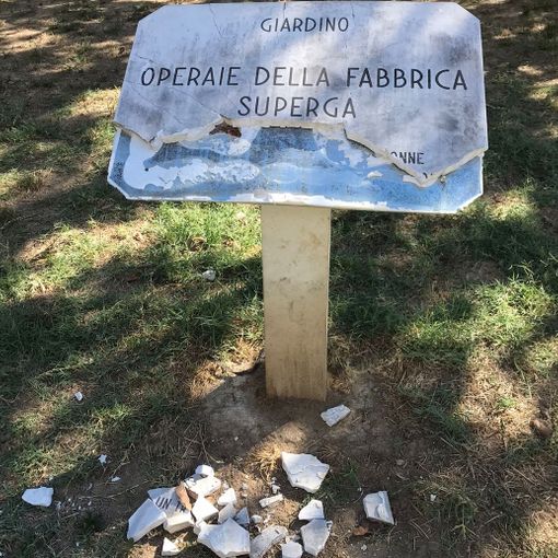 lapide operaie vandalizzata