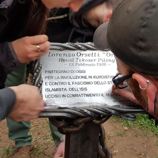 Gli amici di &quot;Orso&quot; ripuliscono la lapide imbrattata dai neofascisti