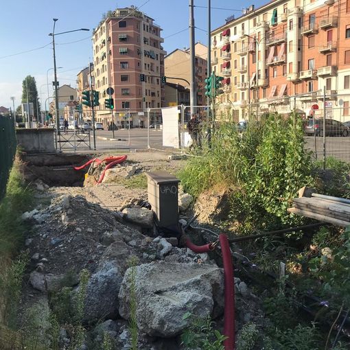 Largo Giachino, l'eterno cantiere tra transenne e buche esaspera i residenti