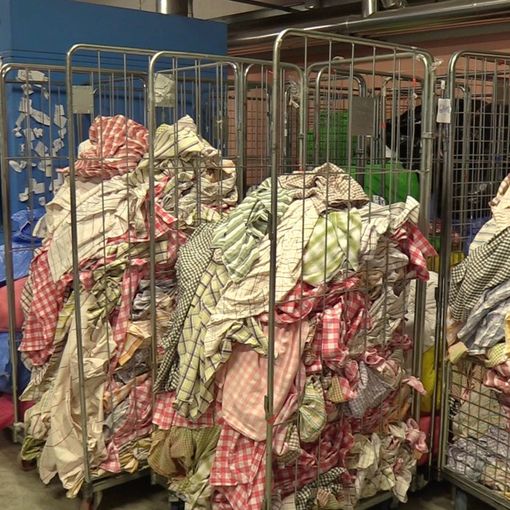 Dentro la lavanderia del carcere di Torino: “Lavorare qui? Rende migliori, mi sento in famiglia” [VIDEO]