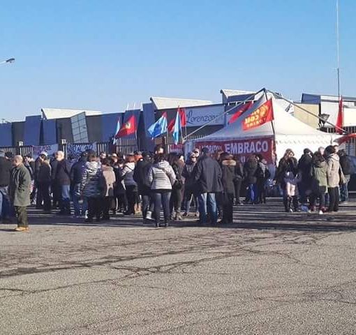 Embraco, Calenda incontra la Ue: &quot;Saranno intransigenti&quot;. Un operaio si incatena ai cancelli