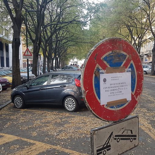 Iniziano i lavori in Corso Marconi, tra le macchine non rimosse e lo scetticismo dei commercianti