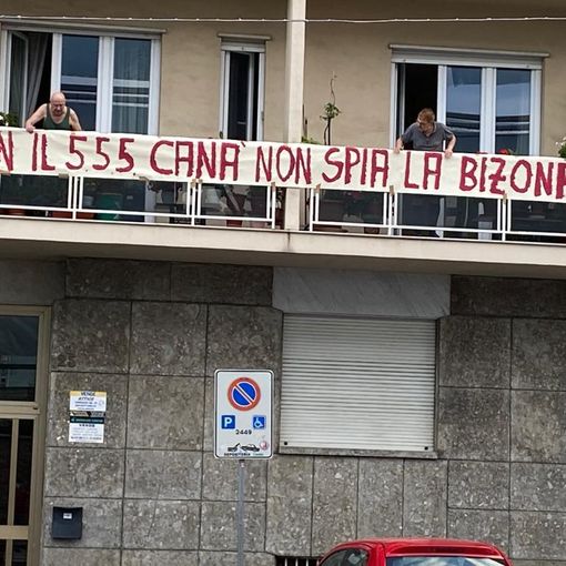 Lenzuoli di protesta attorno al vecchio stadio Filadelfia