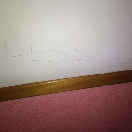 Scritte sui muri di un condominio in zona Lingotto ai danni di una coppia di donne