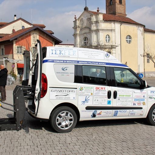 Beinasco, consegnato il Doblò per il trasposto gratuito delle persone svantaggiate