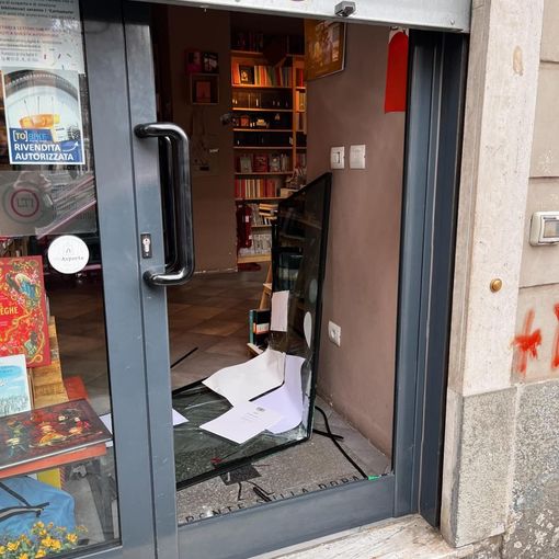 Devastata la libreria &quot;Il Ponte sulla Dora&quot;. La rabbia dei proprietari: &quot;Portata via la cassa e distrutta la porta&quot;