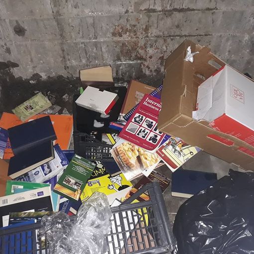 San Donato, la “Cabina dell'arte diffusa” riparte ma qualcuno ha buttato via i libri