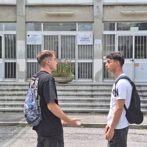 Al Liceo scientifico Einstein escono i primi maturandi: &quot;In molti abbiamo scelto la traccia sul mondo del digitale&quot;