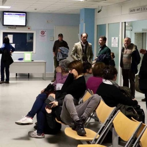 Persone in attesa di una visita ospedaliera