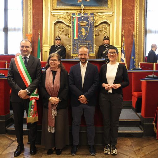 quattro persone insieme in piedi