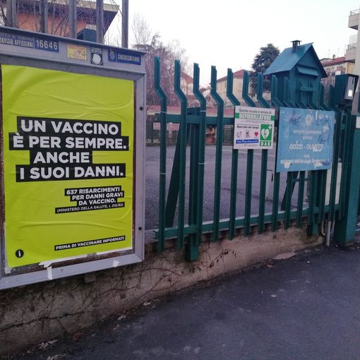 Manifesti choc sui vaccini davanti a una scuola media di Torino: &quot;I suoi danni sono per sempre&quot;