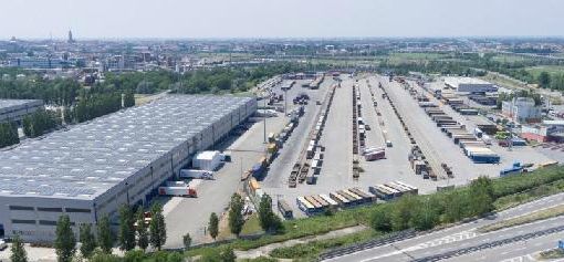 Polo logistico con camion parcheggiati e merci