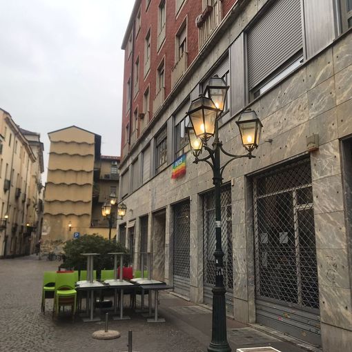 lampioni con luci accese in città