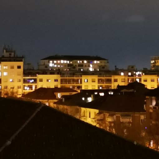 Migliaia di luci in balcone illuminano la notte di Torino: “Coronavirus, vinceremo noi” [VIDEO]