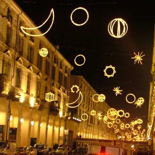 Le luci d'artista arrivano a Mirafiori Sud e gli abitanti illuminano il quartiere