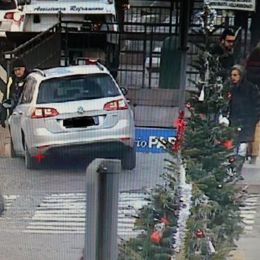 Sbaglia l'accesso al parcheggio sotterraneo di piazza Vittorio: liberato dal carro attrezzi