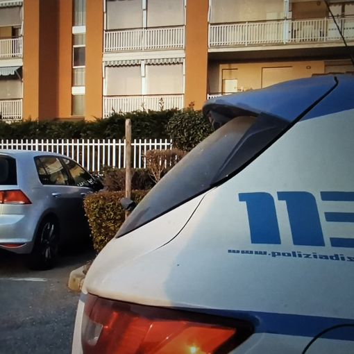 auto polizia con scritta 113 in primo piano