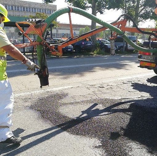 Manutenzioni stradali, la &quot;macchina tappabuche&quot; all'opera nelle Circoscrizioni 5 e 6