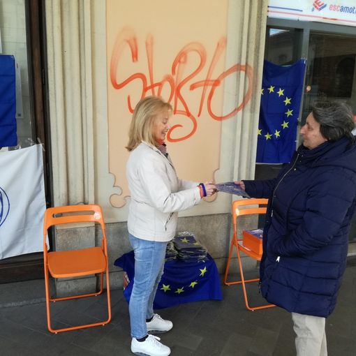 Madamin, circa 100 bandiere dell'Europa già distribuite a metà giornata