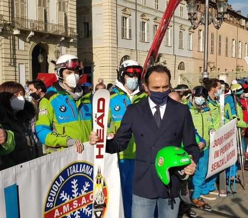 Cirio con i maestri di sci in piazza Castello a Torino per protesta