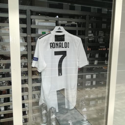 Dal fiore bianconero alla pizza CR7: Torino accoglie Cristiano Ronaldo (VIDEO)