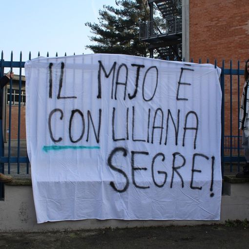 Moncalieri, nuovo striscione dedicato a Liliana Segre appeso dagli studenti del Majorana (FOTO e VIDEO)