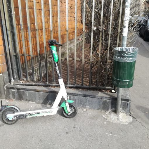 monopattino parcheggiato male