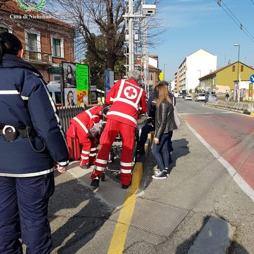 Giovane si sente male nei pressi della stazione di Nichelino, attimi di paura e traffico in tilt