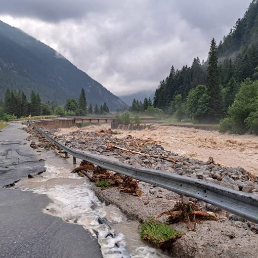 Due condomini evacuati, tre frazioni isolate, strada bloccata da una frana. Cirio: &quot;Chiederemo stato d'emergenza&quot; [FOTO]