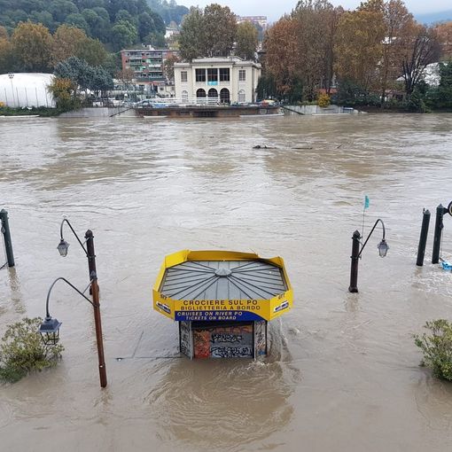 Maltempo a Torino, la sindaca Appendino ordina il divieto di circolazione ai Murazzi e nell'area del Borgo Medievale (FOTO e VIDEO)