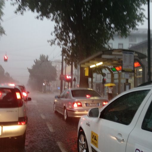 Il maltempo scaccia lo smog: sospeso da oggi il blocco auto. Ma attenzione ai pericoli