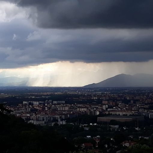 Maltempo, i torinesi ormai ci stanno facendo l'abitudine: l'acquazzone delle 17 [VIDEO]