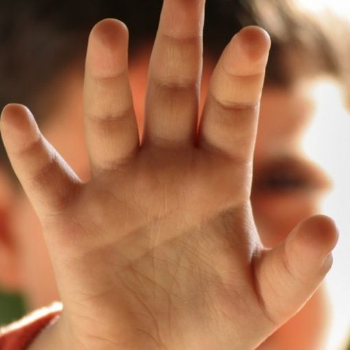 Troppi bambini al nido, le maestre li maltrattavano e li facevano ammalare apposta: arrestate