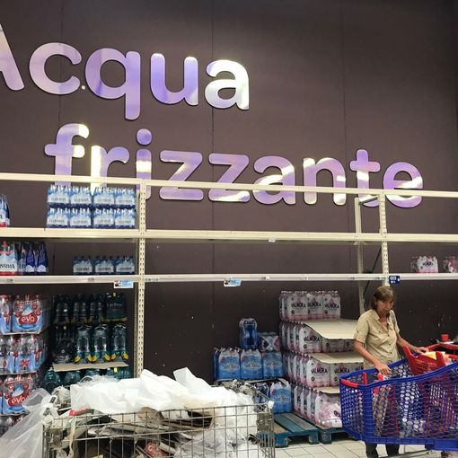 Agosto senza acqua frizzante a Torino: negli scaffali dei supermarket è (quasi) introvabile [FOTO]