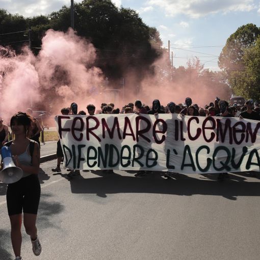 Climate social camp, gli attivisti per il clima invadono Torino: biciclettata e corteo contro il cemento e per l'acqua