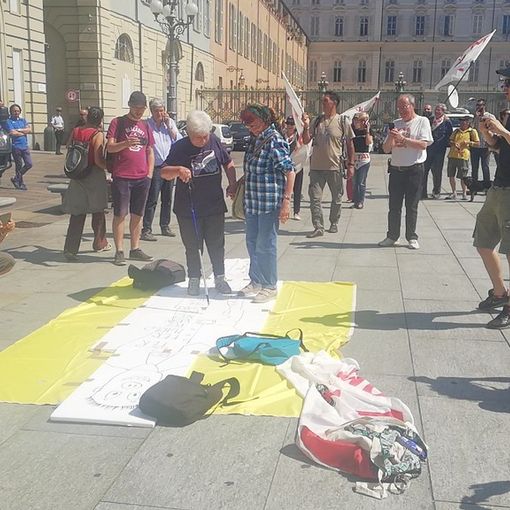 I No-Tav prendono alla lettera Chiamparino e &quot;passano sul suo corpo&quot; (FOTO e VIDEO)