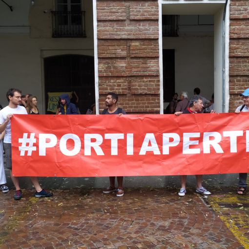 “Carola libera”, la solidarietà dei torinesi alla capitana della Sea Watch (FOTO)